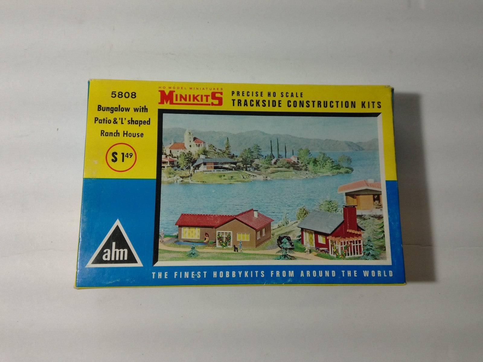 AHM 5808 HO Scale Bungalow With Patio & L Shaped Ranch House0