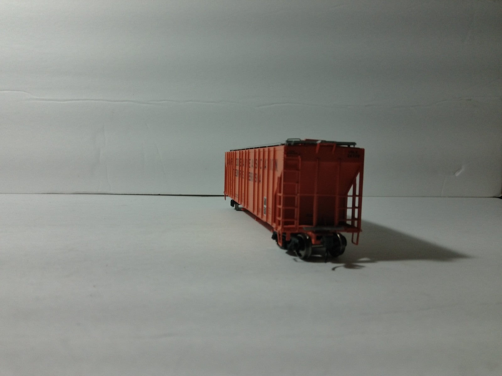 Walthers 920-106158 HO Scale Covered Hopper Farmers CO-OP Association USLX#267206