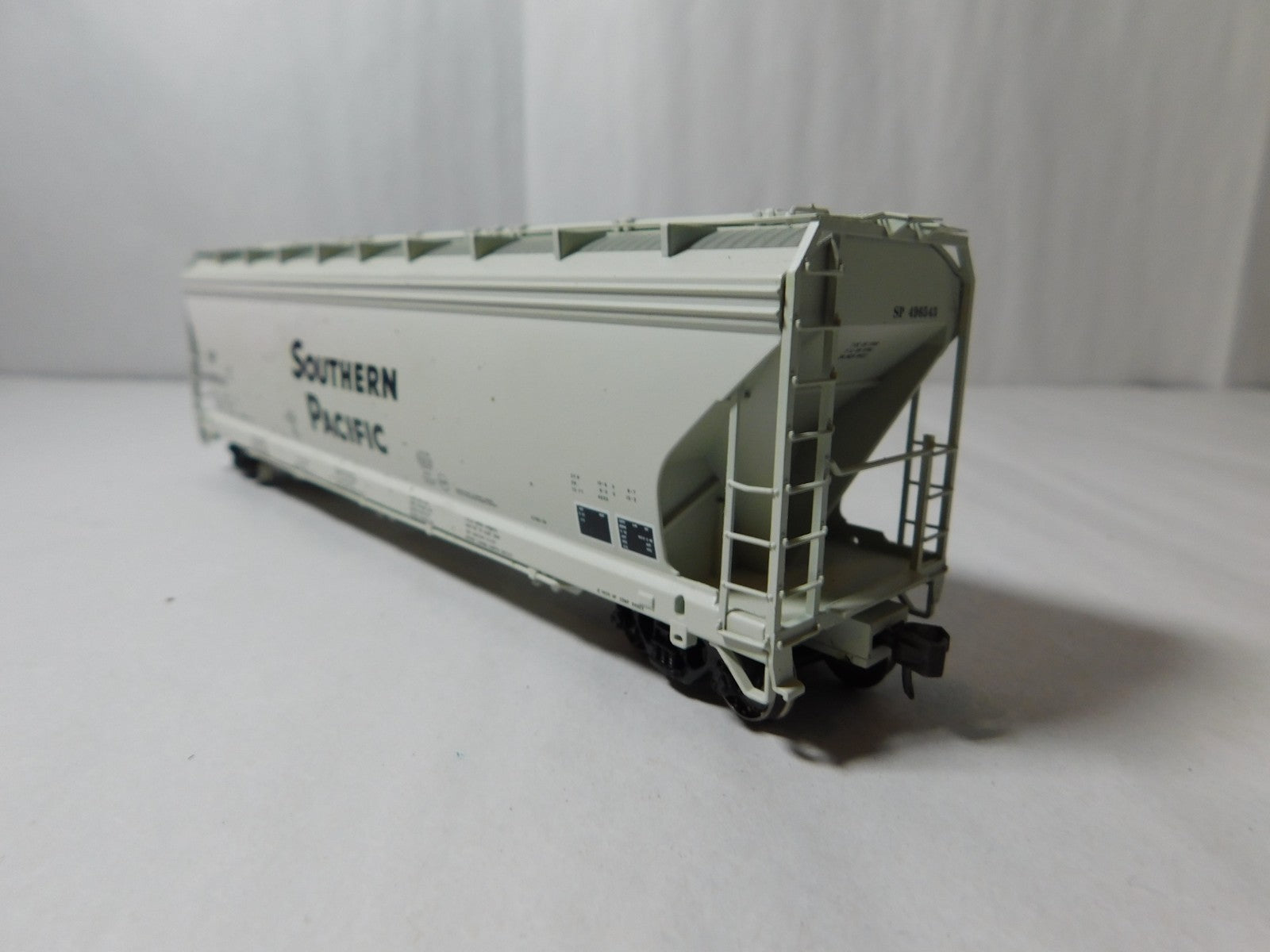 Atlas 20-006-951 HO Scale ACF 4650 Centerflow Hopper, Southern Pacific #4965435