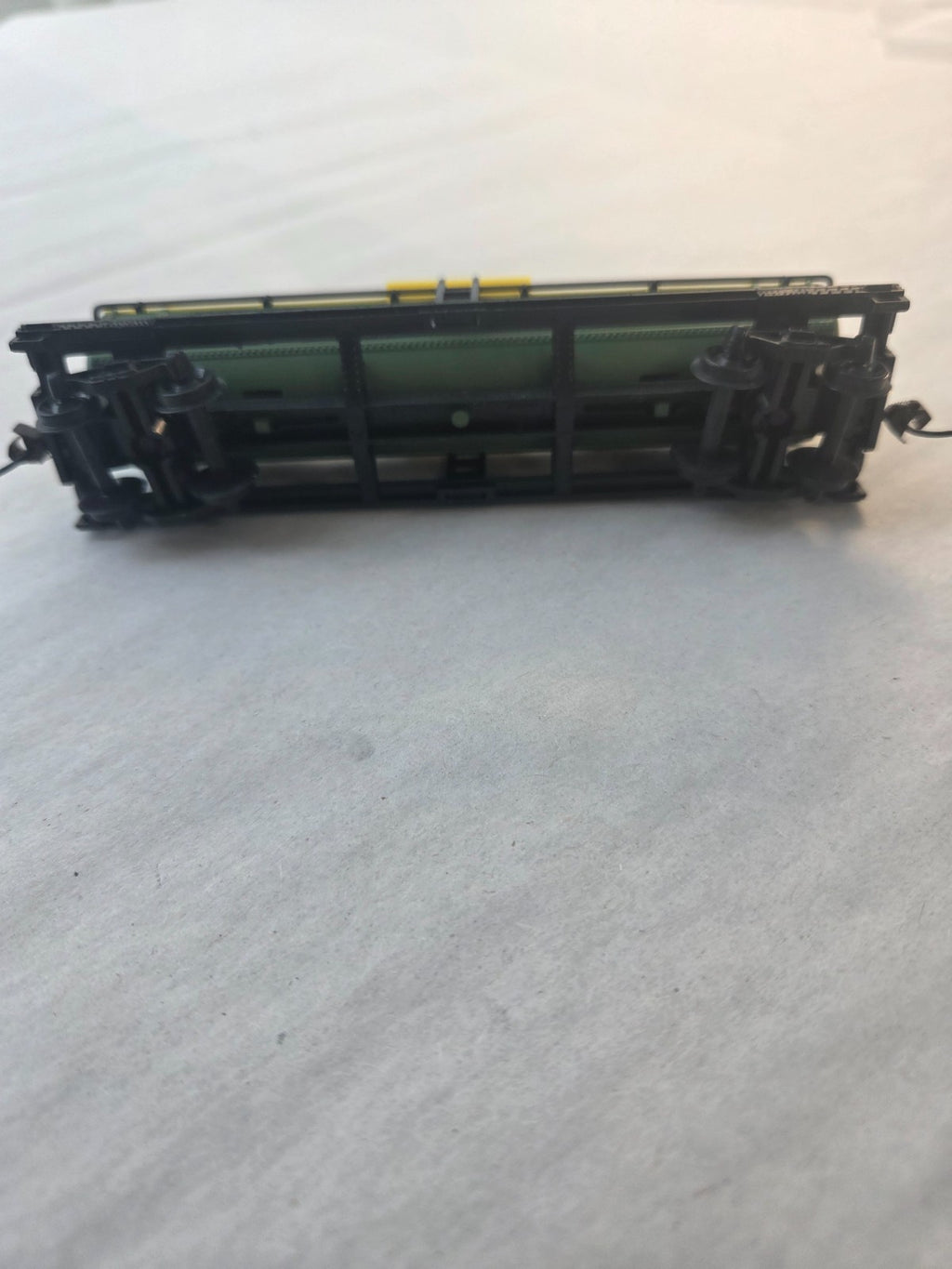 Model Power #96921 HO Scale 40' Chemical Tank Car "Dupont DUPX 2675"3