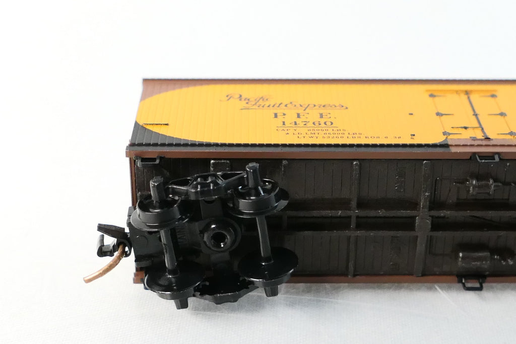 Micro Trains 49500 N Pacific Fruit Express 40' Wood Reefer Vertical Brake Wheel6