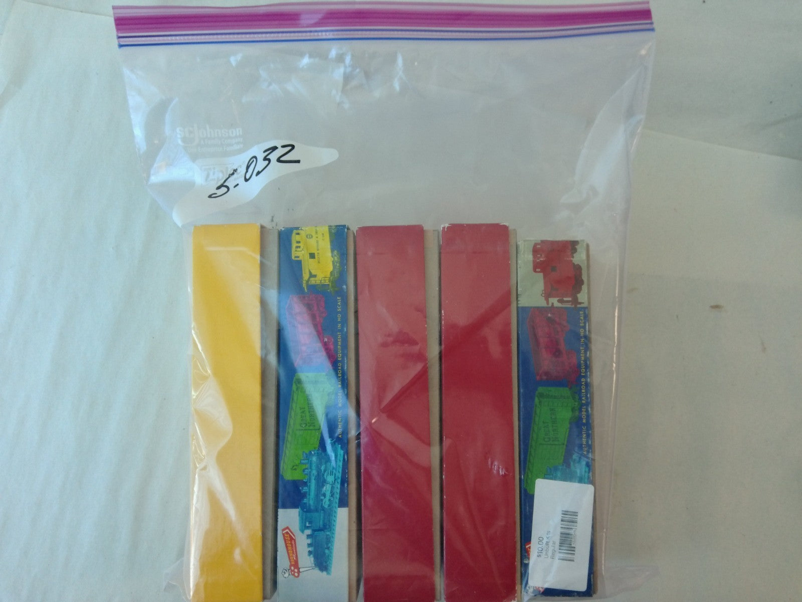 Roundhouse,Branchline,Accurail HO Scale Grab Bag #5-032 5 Pieces0
