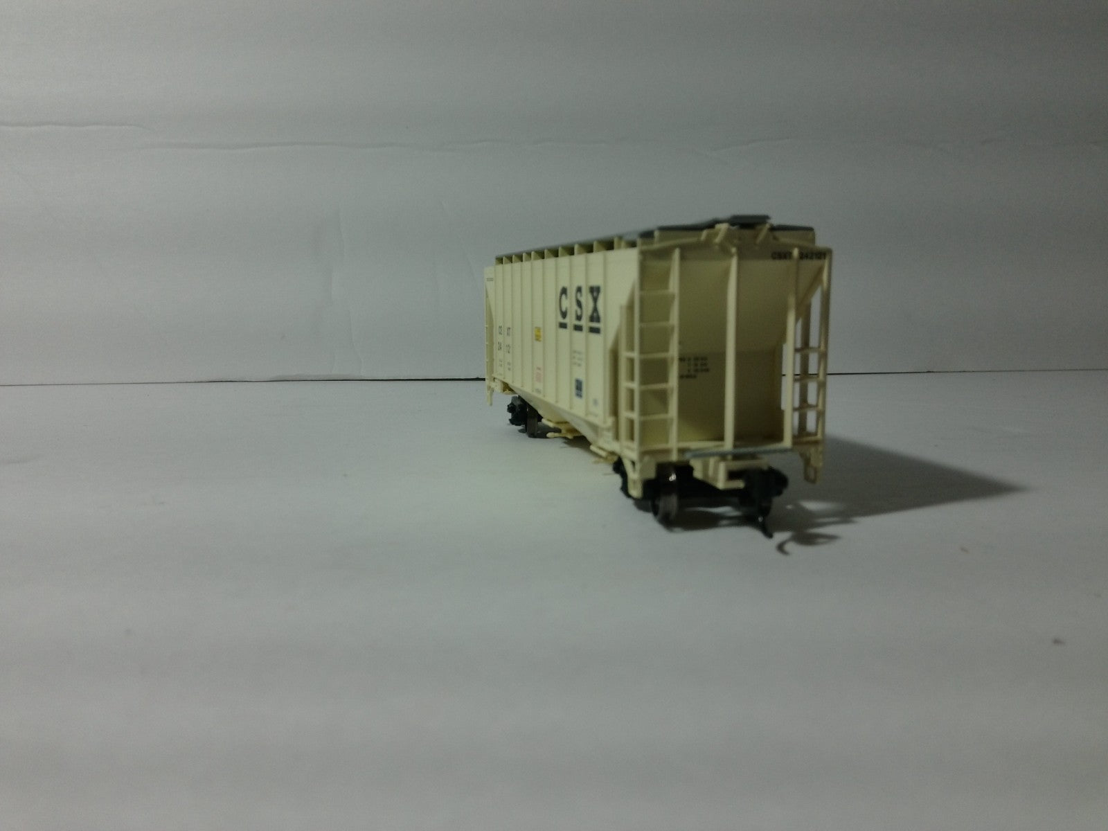 Walthers 910-7981 HO Scale 37' 2980 CU FT 2-Bay Covered Hopper CSX #2421216
