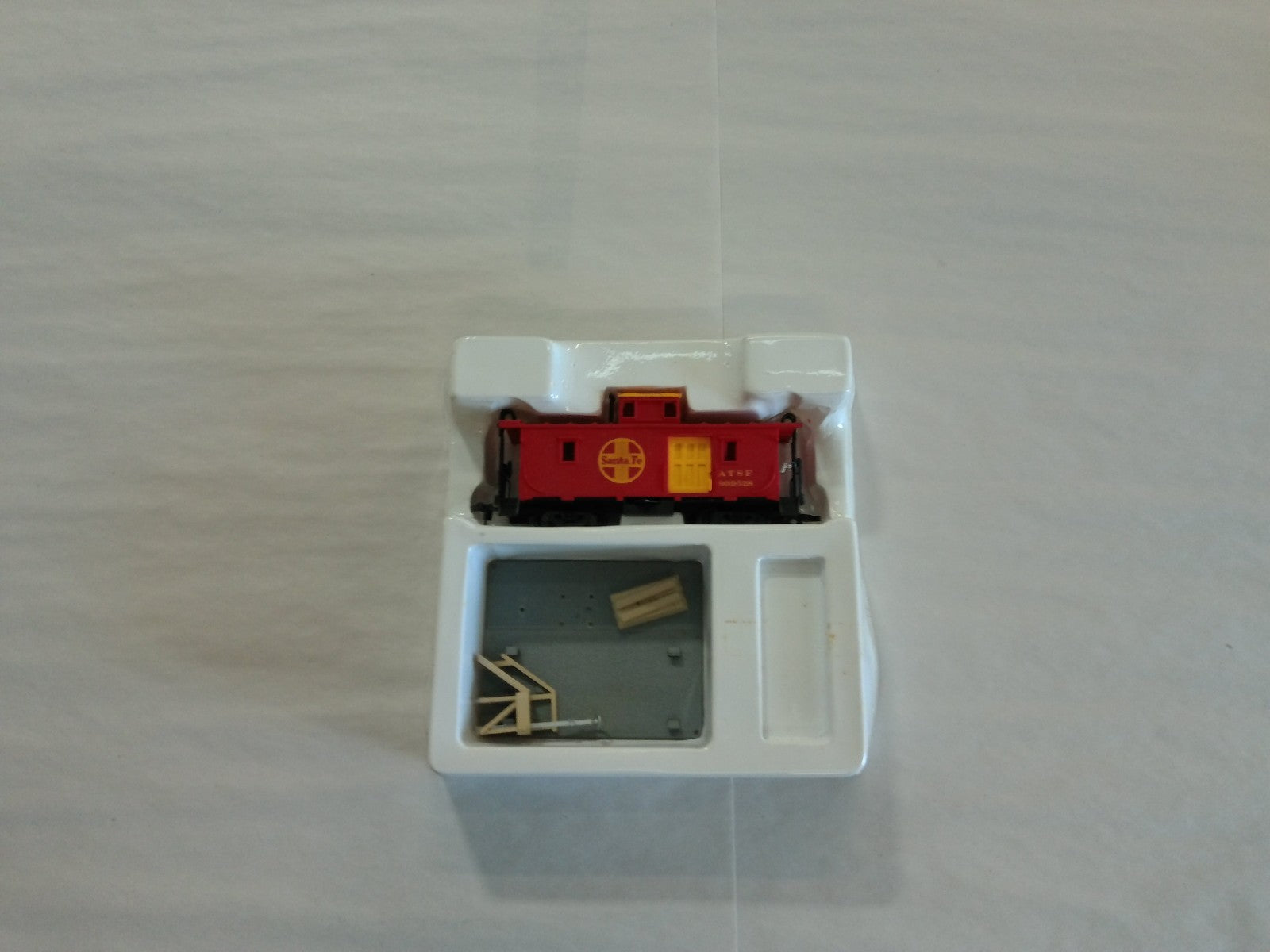 Bachmann 1428 HO Scale Operating Caboose With Pick Up Platform1