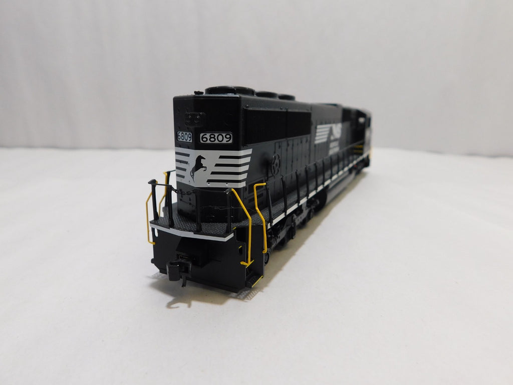 Walthers 910-20320 HO Scale EMD SD60M Locomotive, DCC+Sound, NS #68094