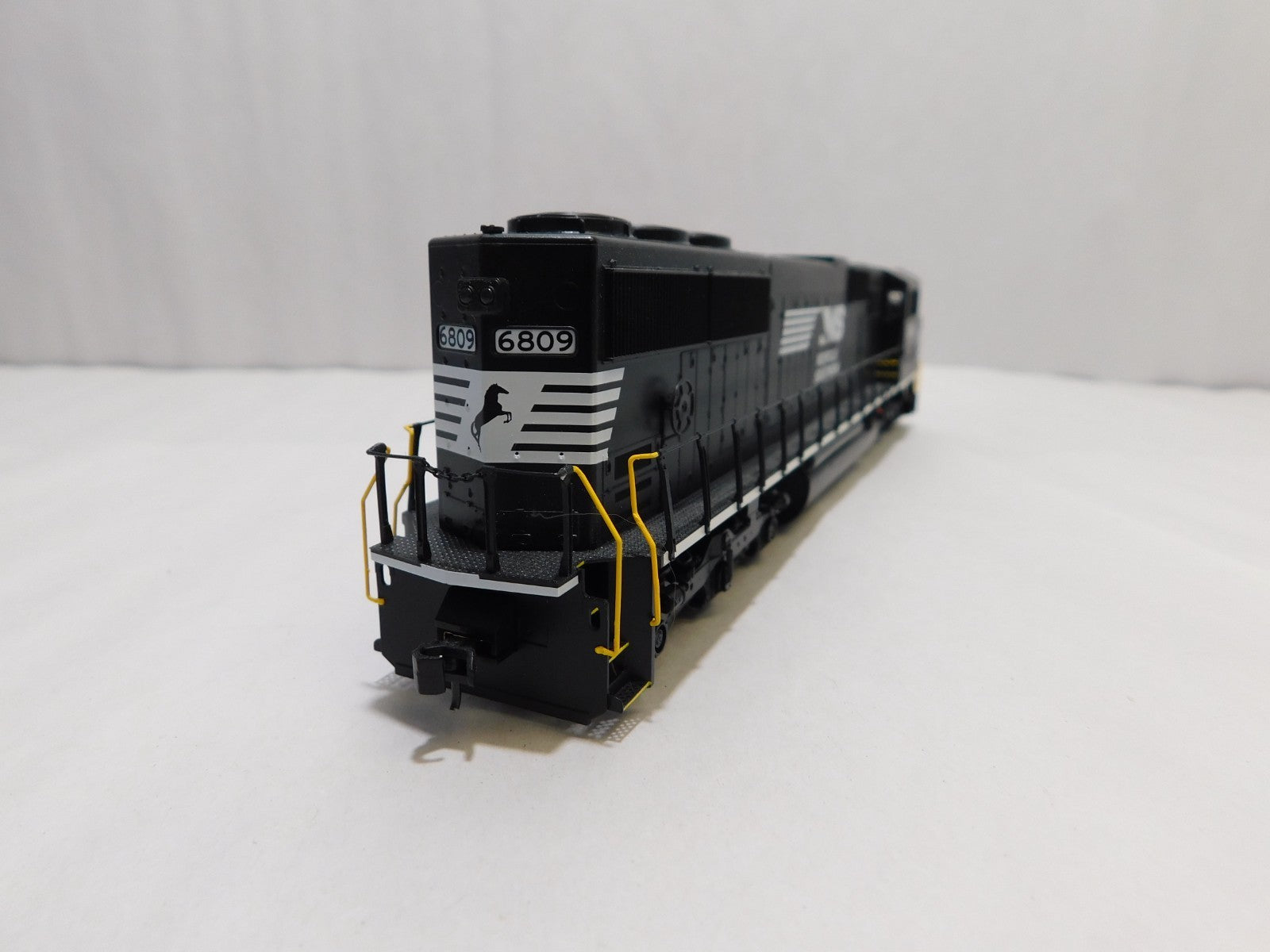 Walthers 910-20320 HO Scale EMD SD60M Locomotive, DCC+Sound, NS #68094