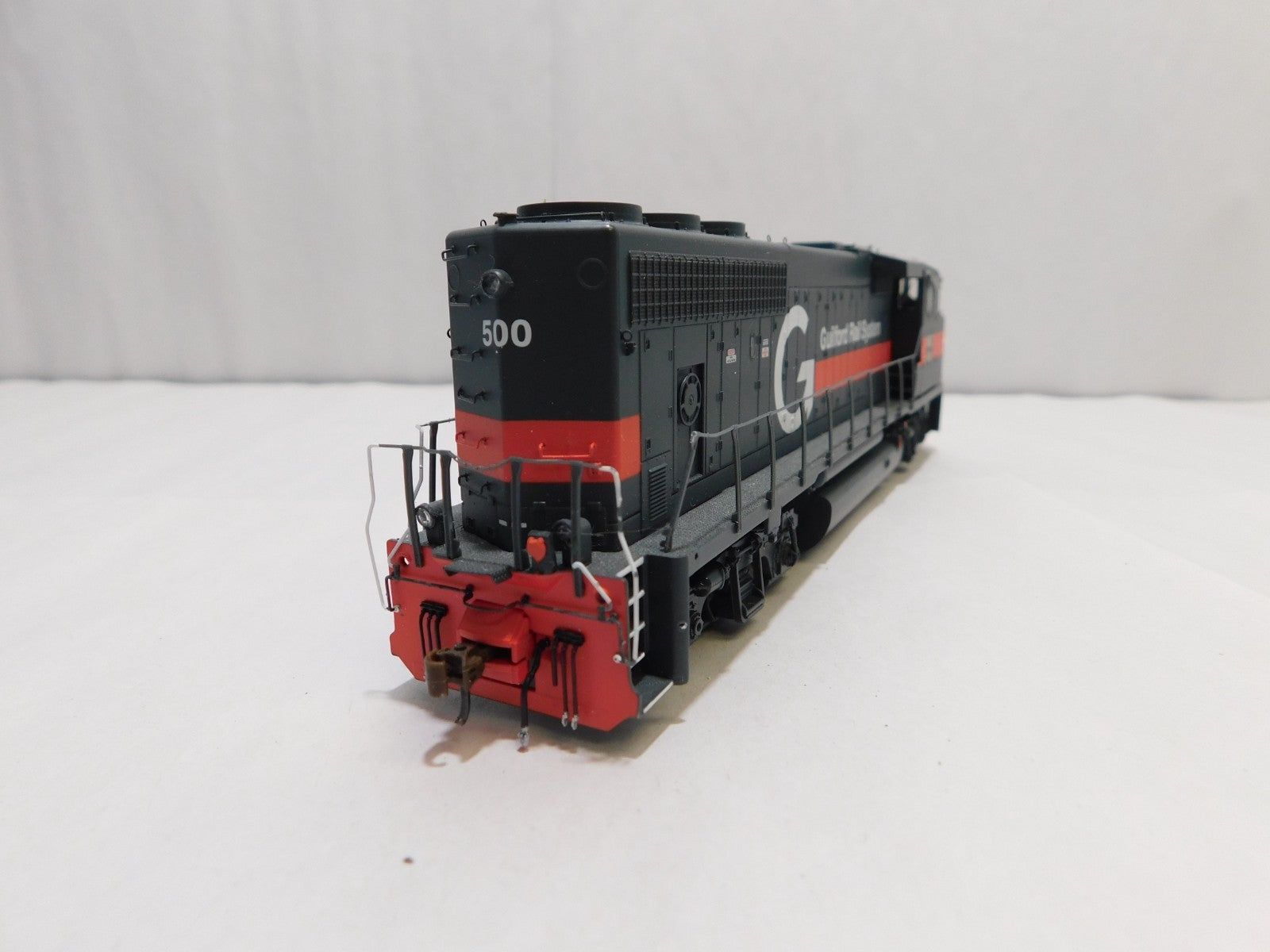 Athearn G40888 HO Scale Diesel Locomotive, DCC+Sound, Guilford Rail System #5005