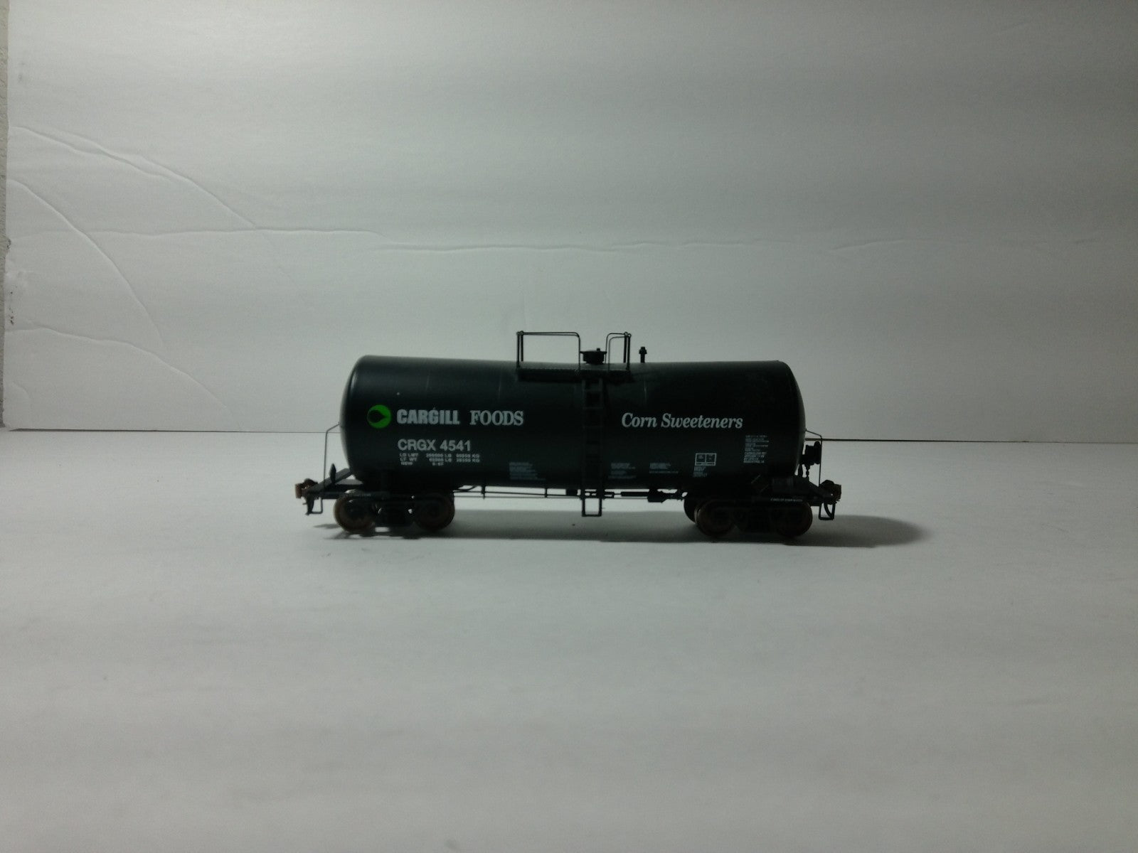Walthers 920-100103 HO Scale Funnel-Flow Tank Car Cargill #45510
