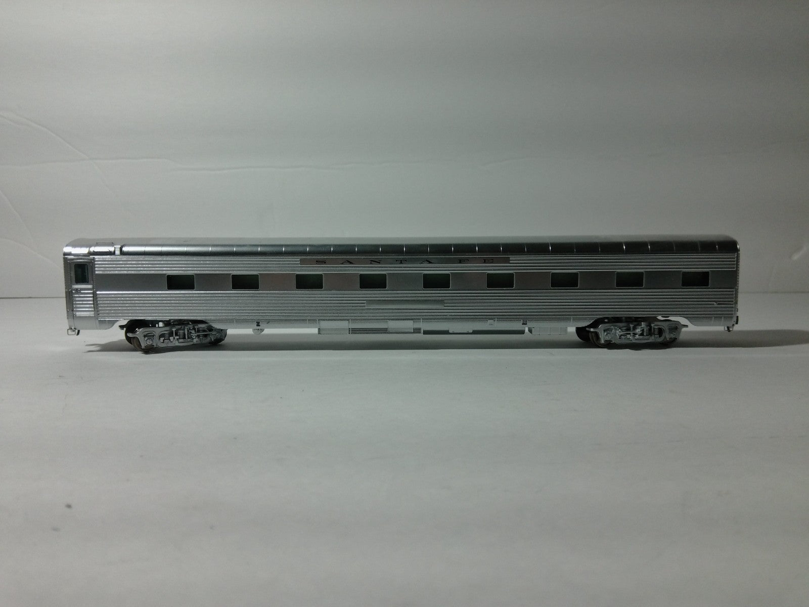 Walthers 920-9606 HO Scale 85' Budd Pine Series 10-6 Sleeper Santa Fe1