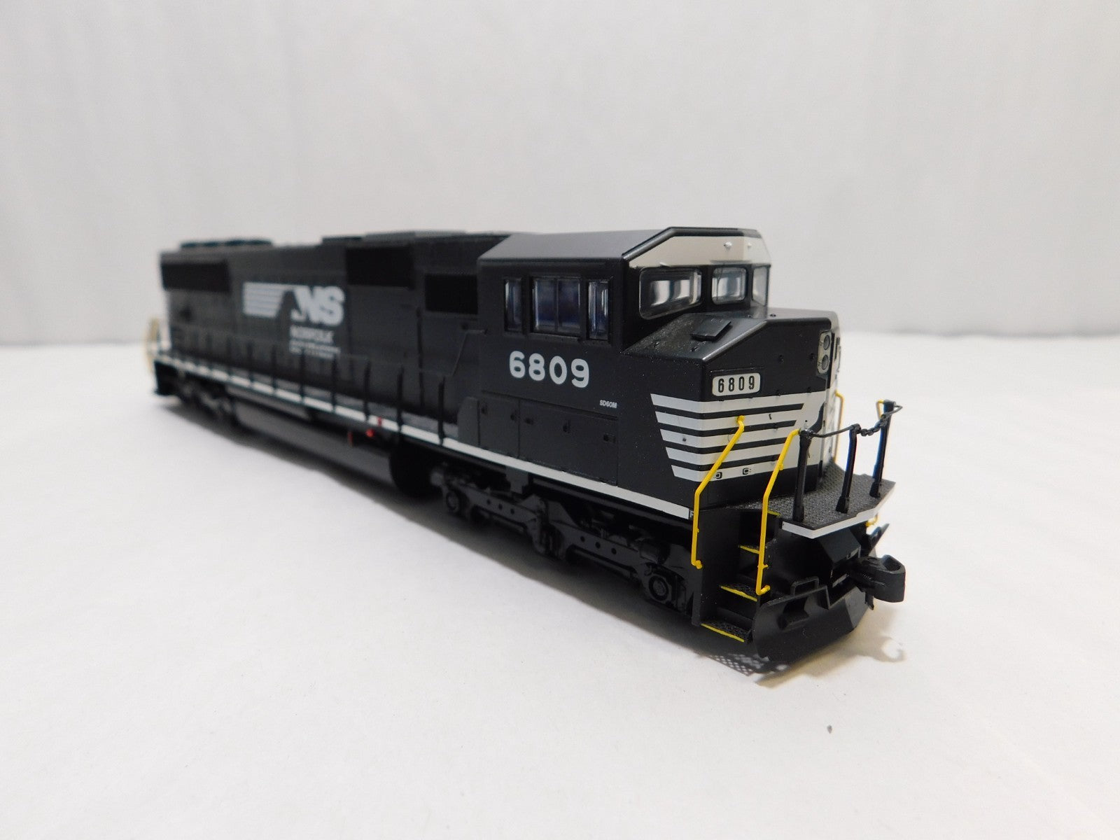 Walthers 910-20320 HO Scale EMD SD60M Locomotive, DCC+Sound, NS #68093