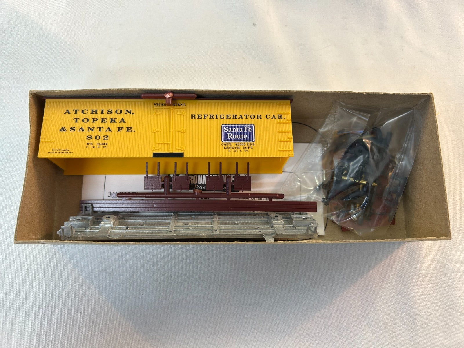 Roundhouse 7879 HO Scale 36' O.T. Reefer Kit, ATSF (Fruit) #8020