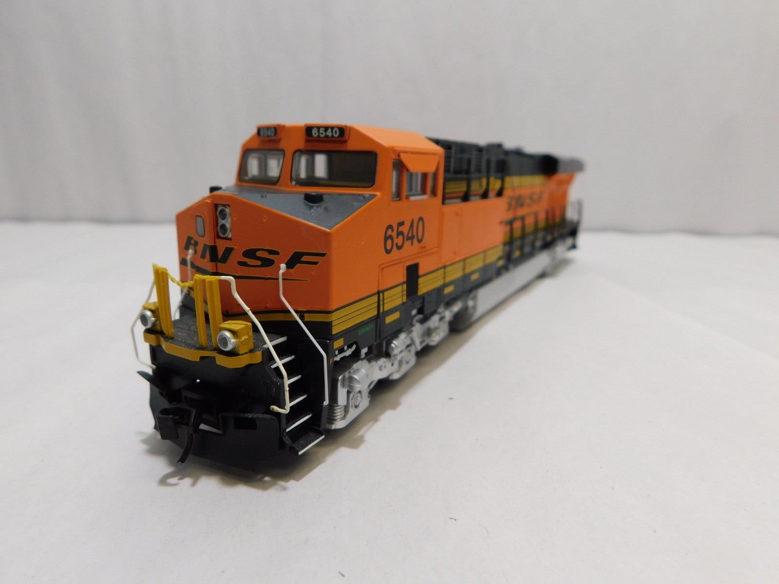 Walthers 910-20186 HO Scale GE ES44 Evolution Locomotive, DCC+Sound, BNSF #65403