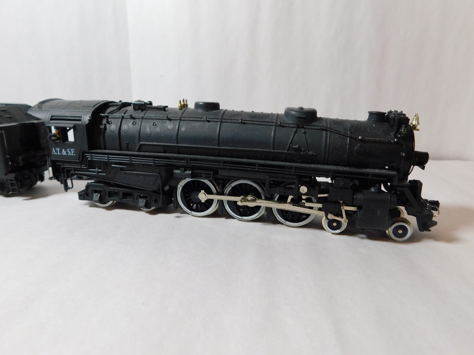 IHC Mehano 23000 HO Scale 4-6-4 Hudson Locomotive and Tender, ATSF #34563