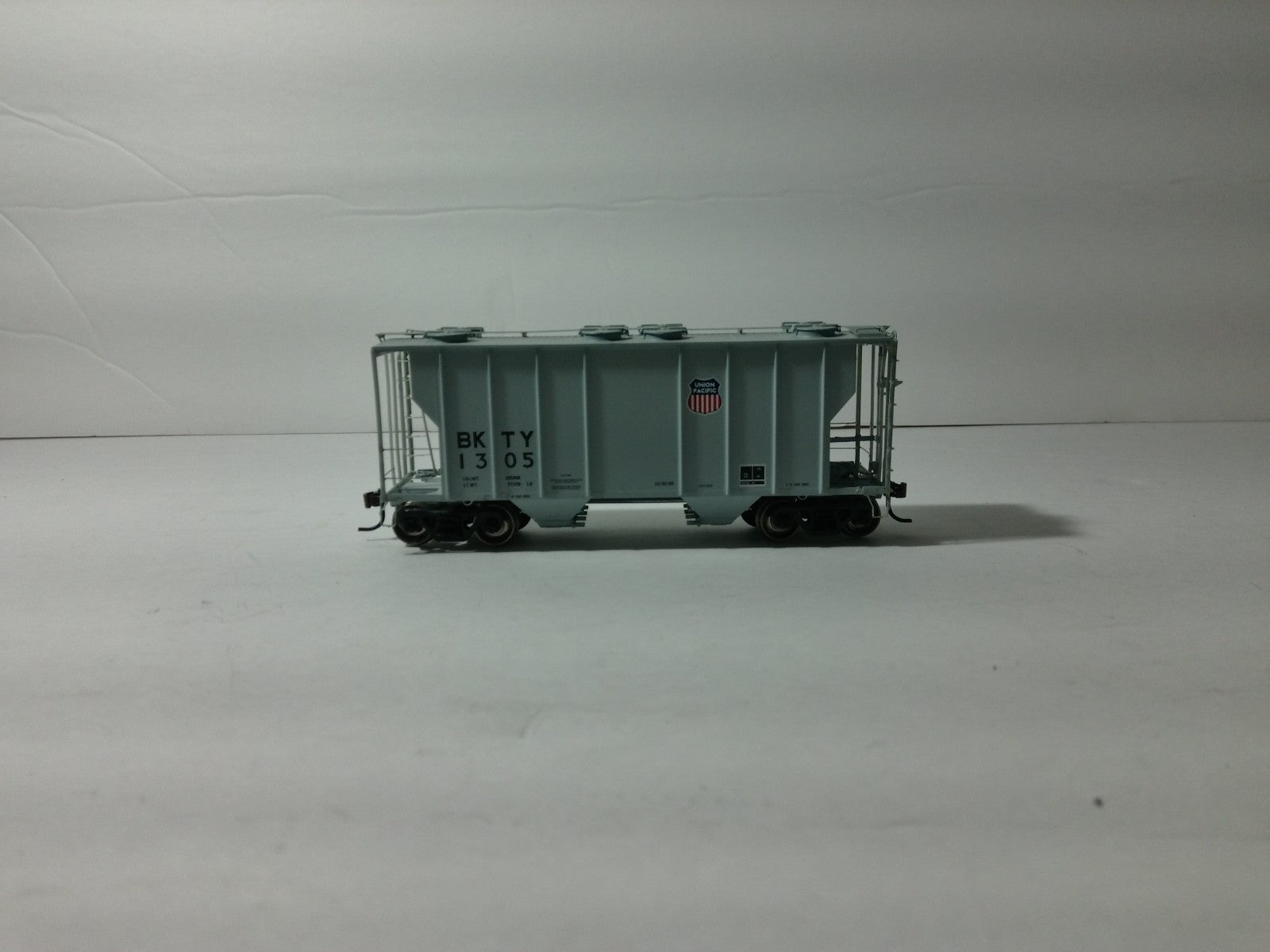 Athearn 97327 HO Scale PS 2500 Covered Hopper UP/BKTY #13051