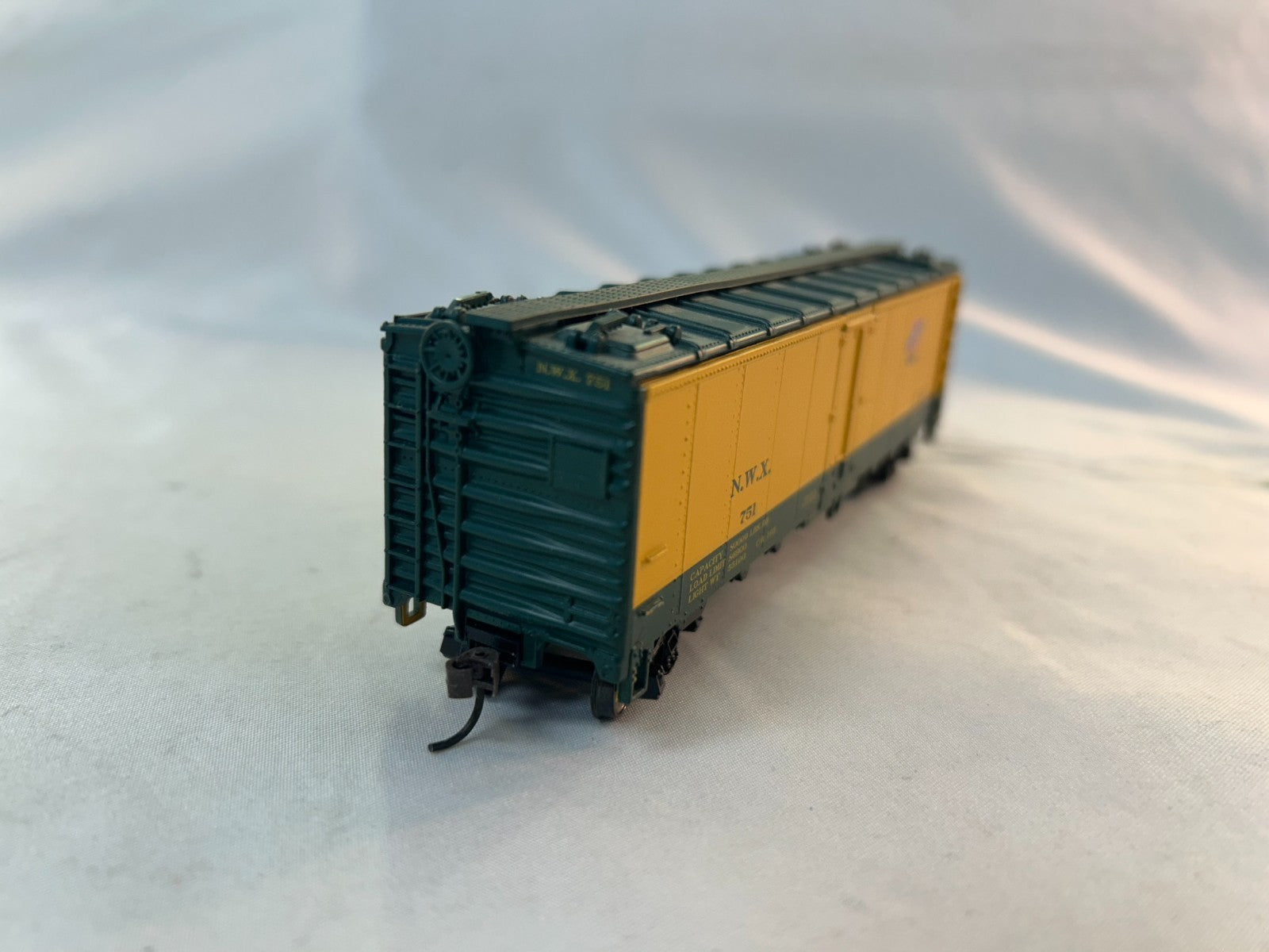 Athearn 7130 HO Scale 40' Steel Side Reefer Car, North Western Line #7511