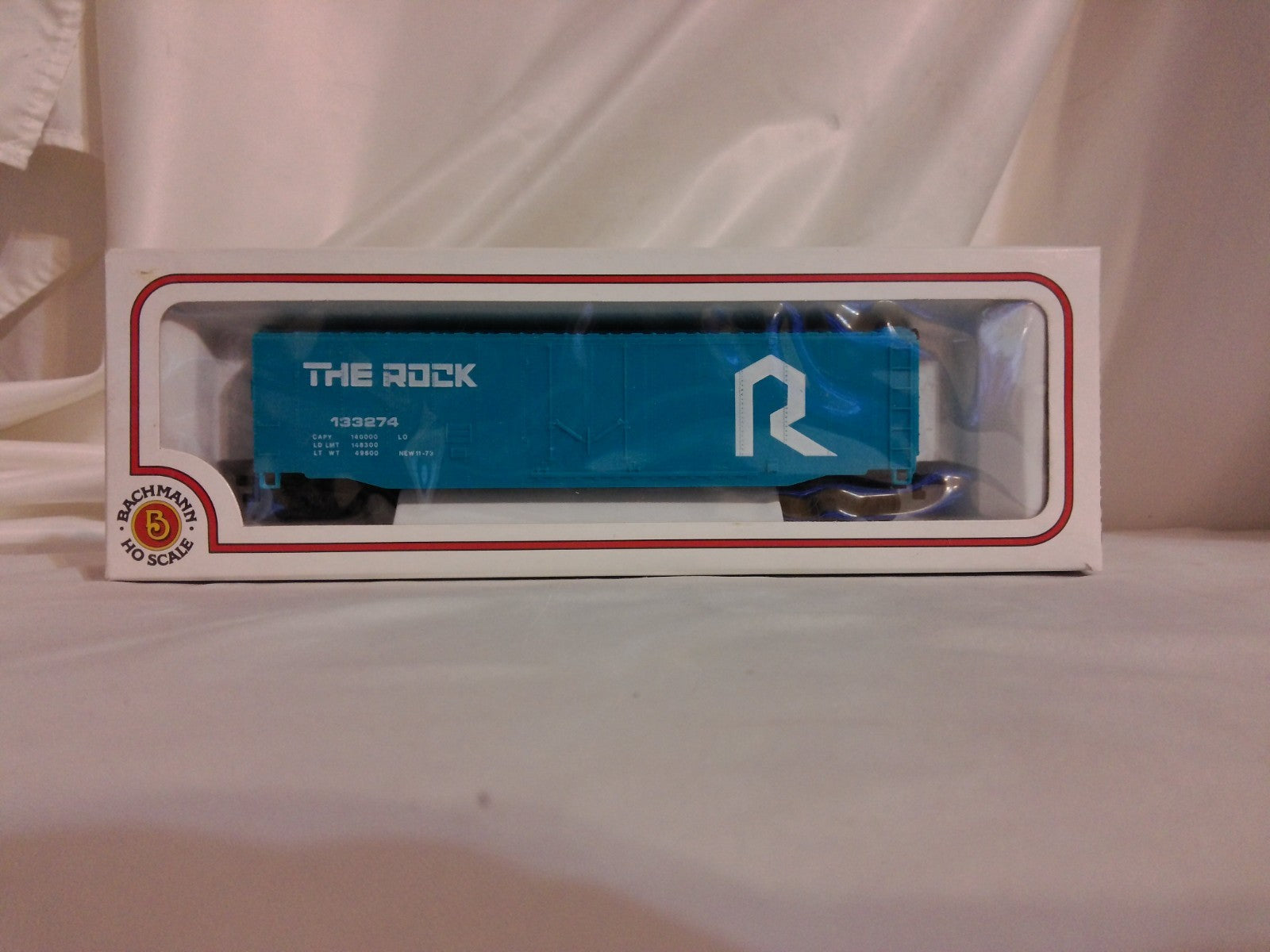 Bachmann HO Scale 50' Plug Door Box Car, The Rock (Rock Island) #1332740