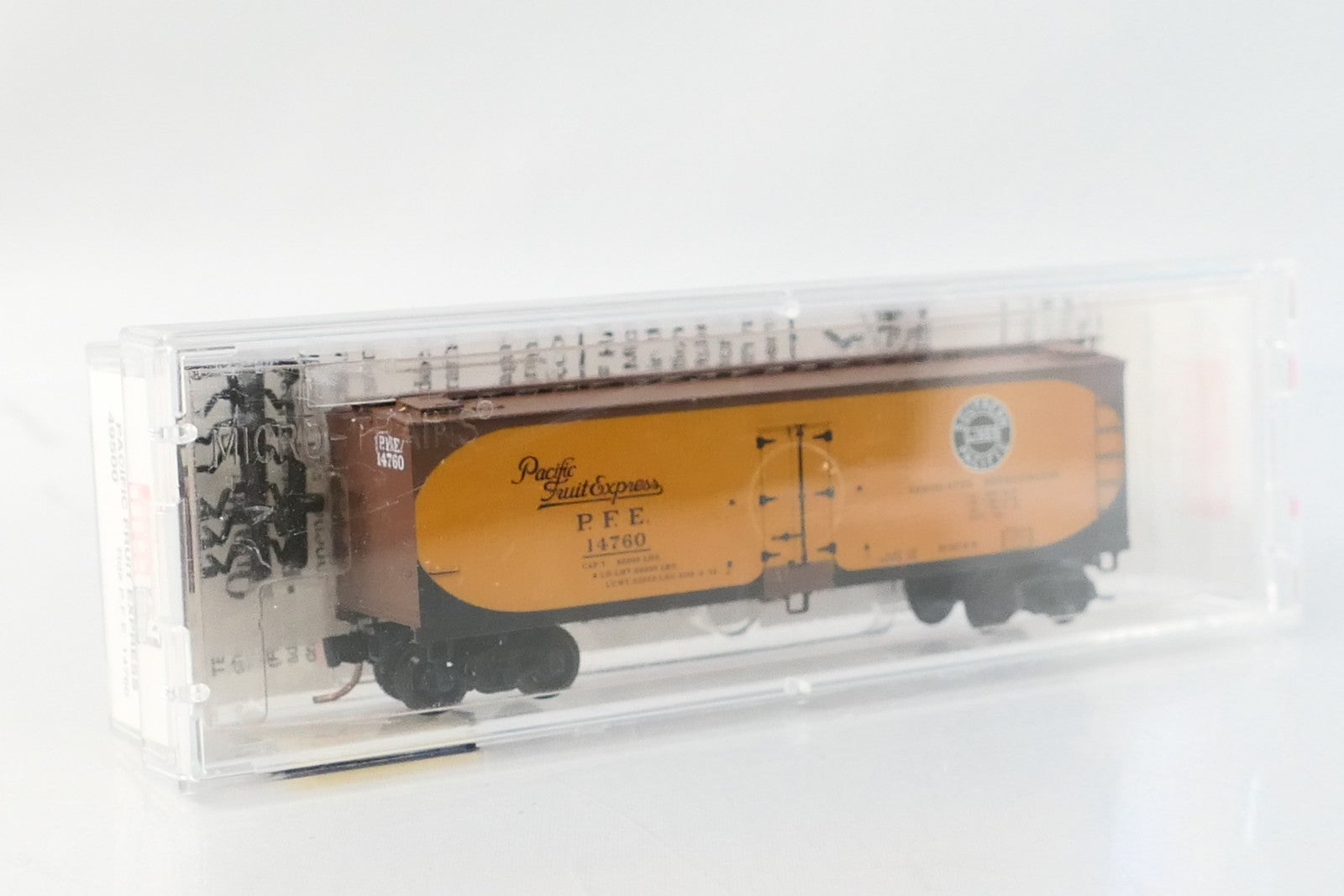 Micro Trains 49500 N Pacific Fruit Express 40' Wood Reefer Vertical Brake Wheel8