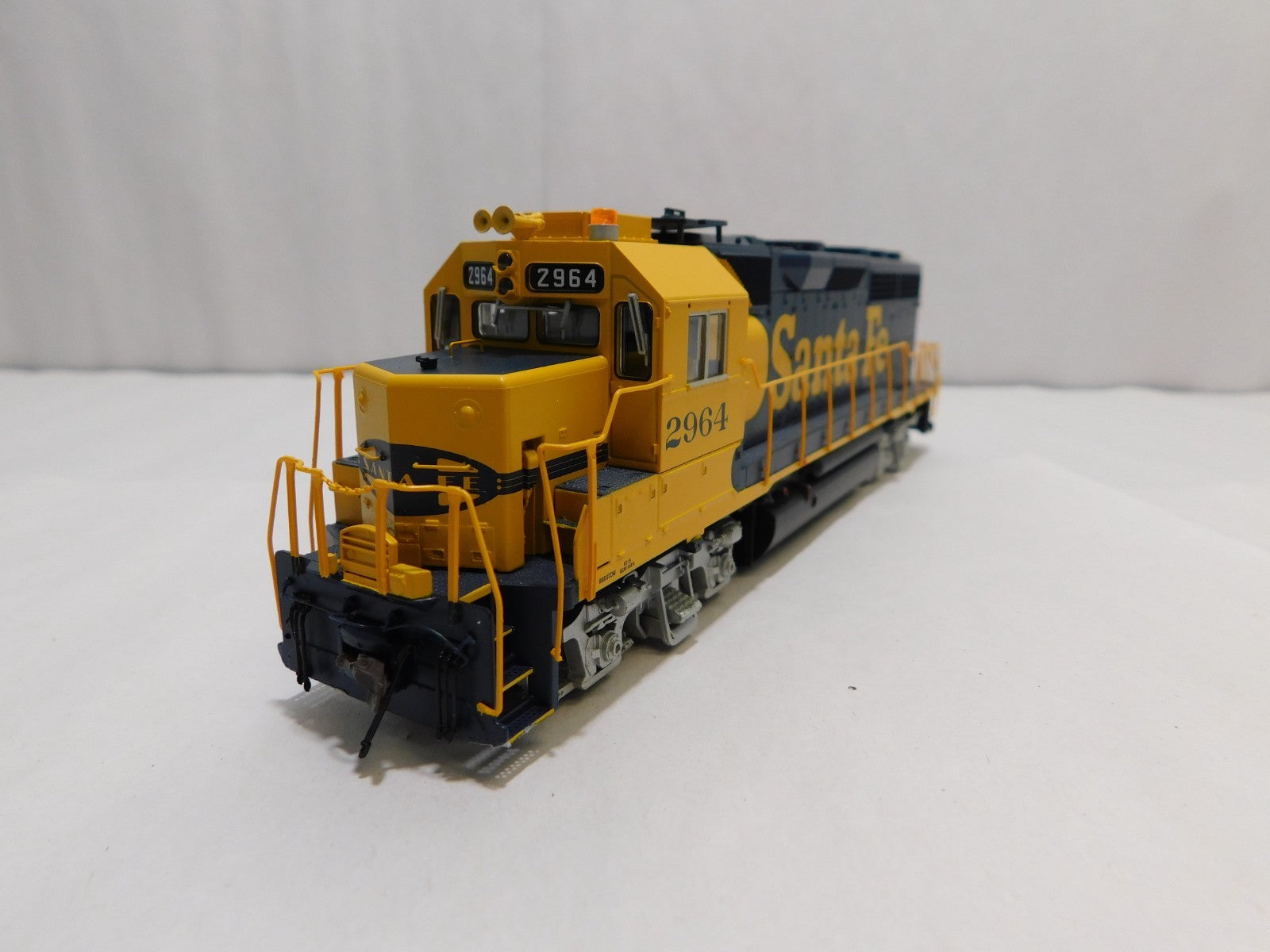 Atlas 10-004-038 HO Scale GP40 Diesel Locomotive, DCC+Sound, Santa Fe #29643