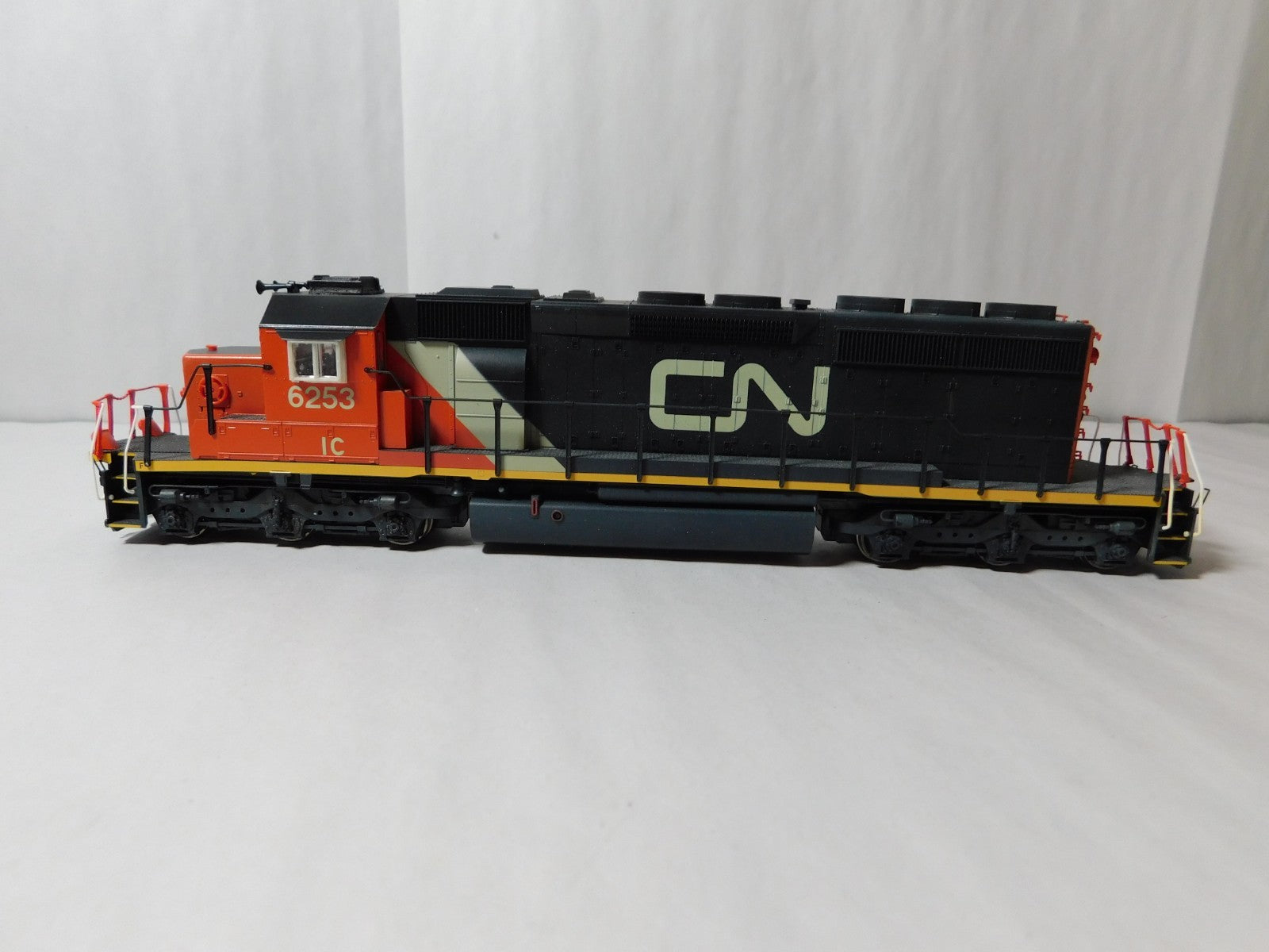 Kato 37-6603 HO Scale EMD SD40-2 Mid Locomotive, DCC+Sound, CN #62530