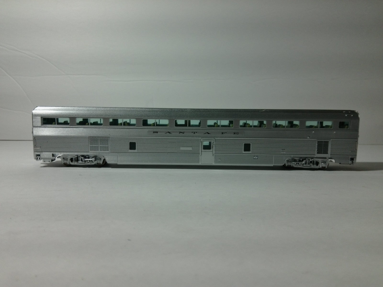 Walthers 920-9602 HO Scale 85' Budd 68-Seat Step-Down Coach Santa Fe0