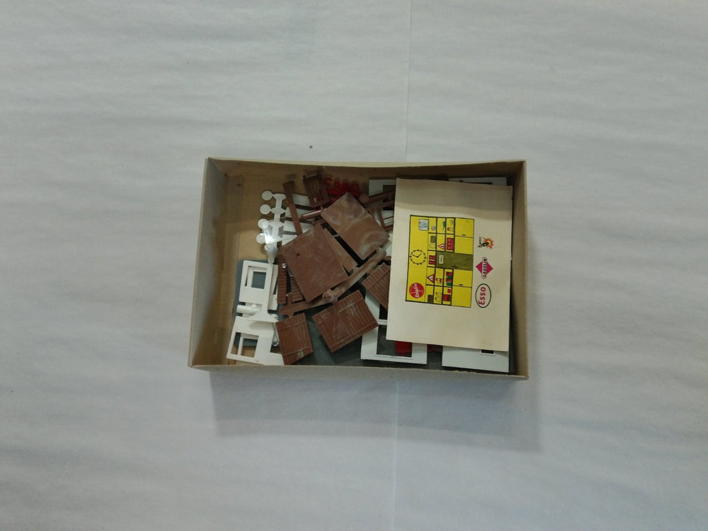 AHM 5805 HO Scale Service Station With Refreshment Stand And Newspaper Stand1