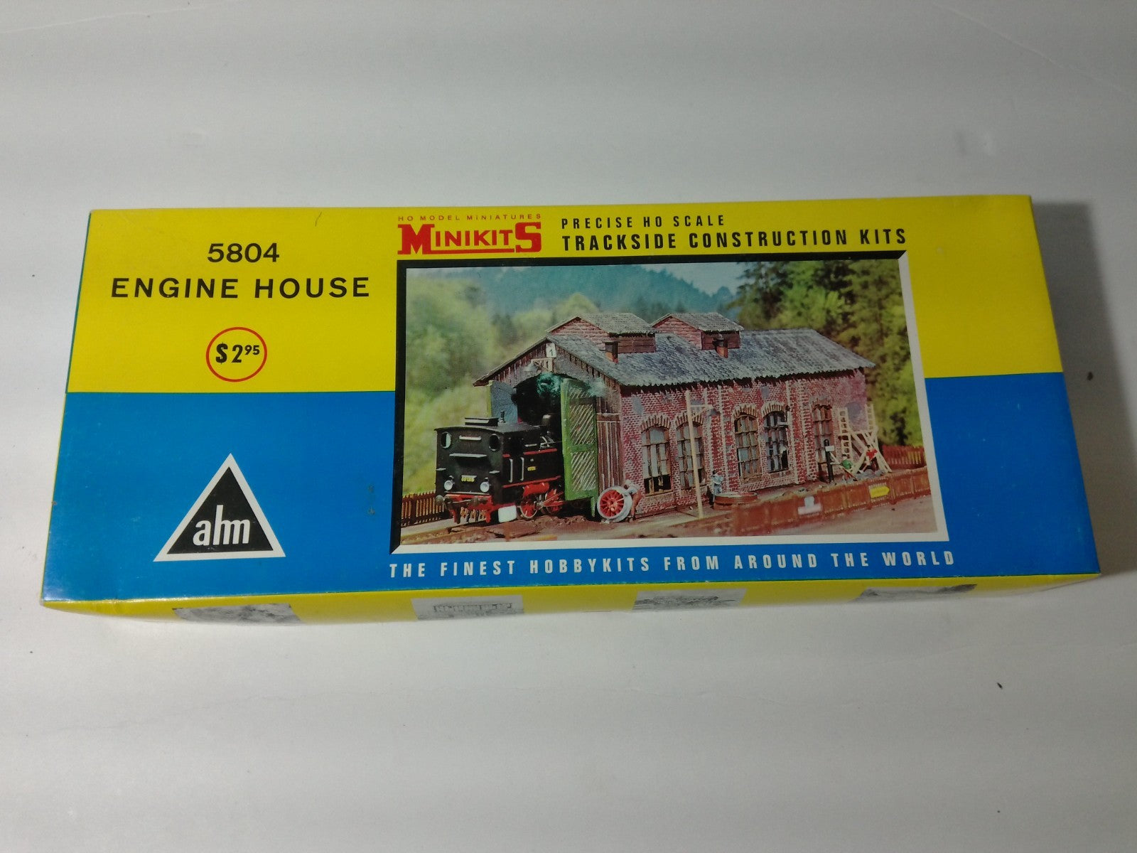 AHM 5804 HO Scale Engine House0