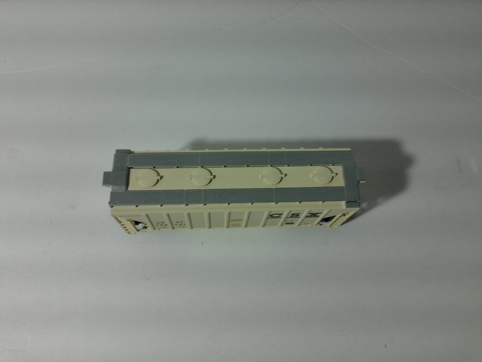 Walthers 910-7981 HO Scale 37' 2980 CU FT 2-Bay Covered Hopper CSX #2421214