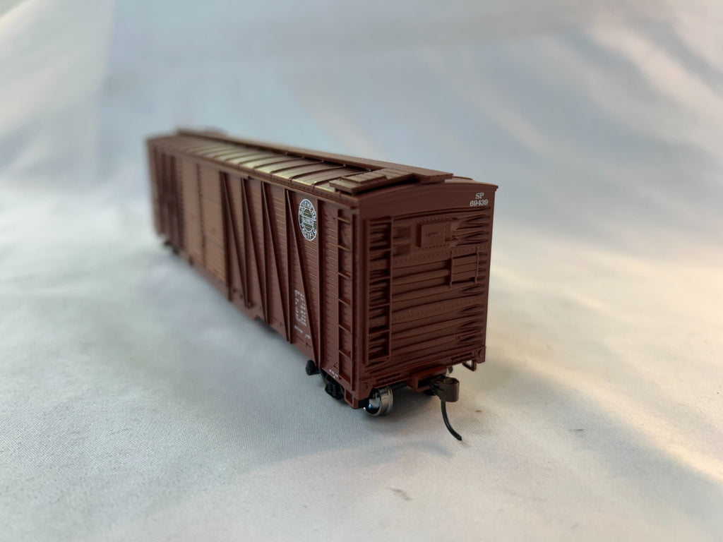Roundhouse 84421 HO Scale 50' Single Sheath Auto Boxcar, Southern Pacific #694394