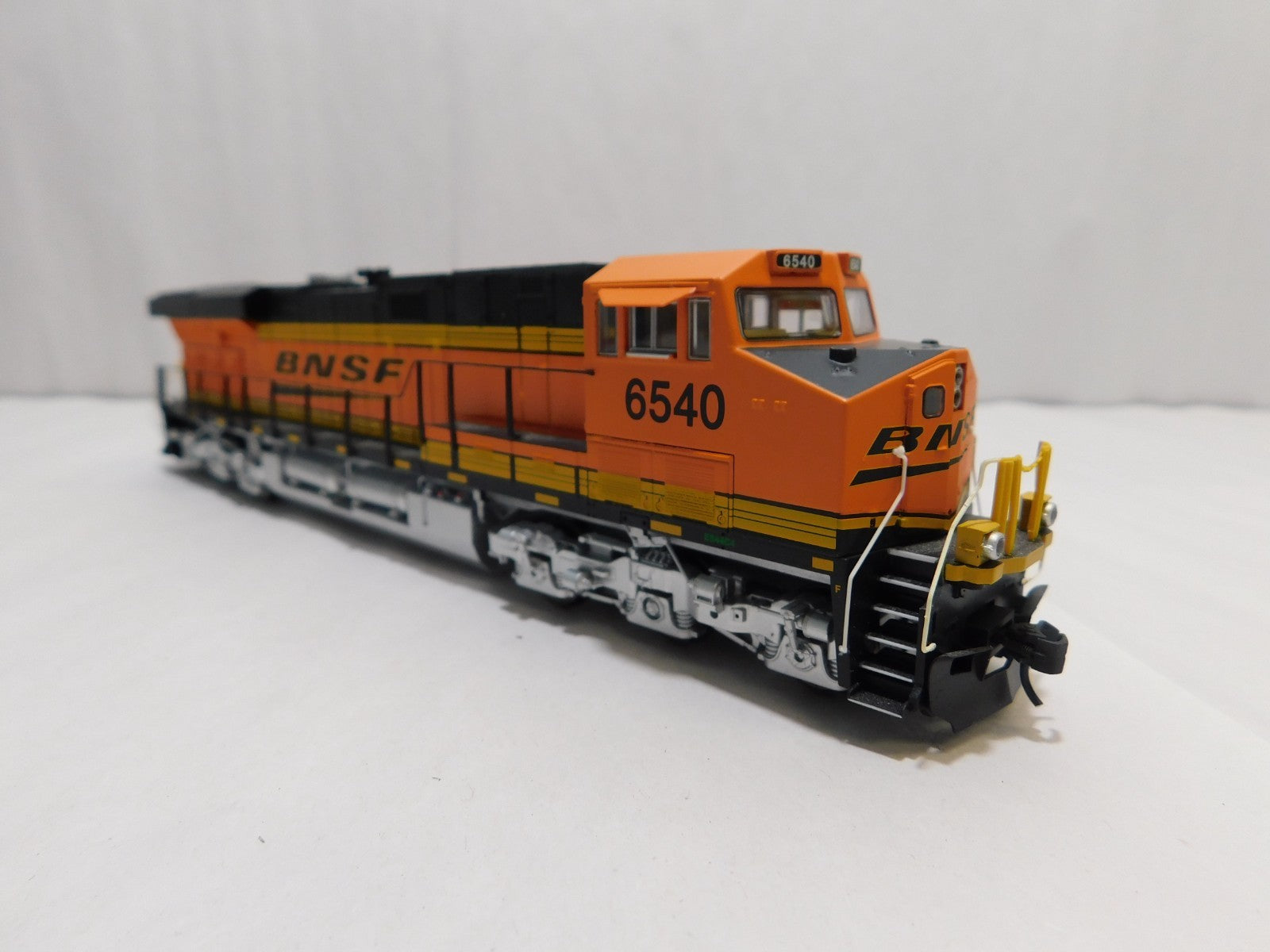 Walthers 910-20186 HO Scale GE ES44 Evolution Locomotive, DCC+Sound, BNSF #65404