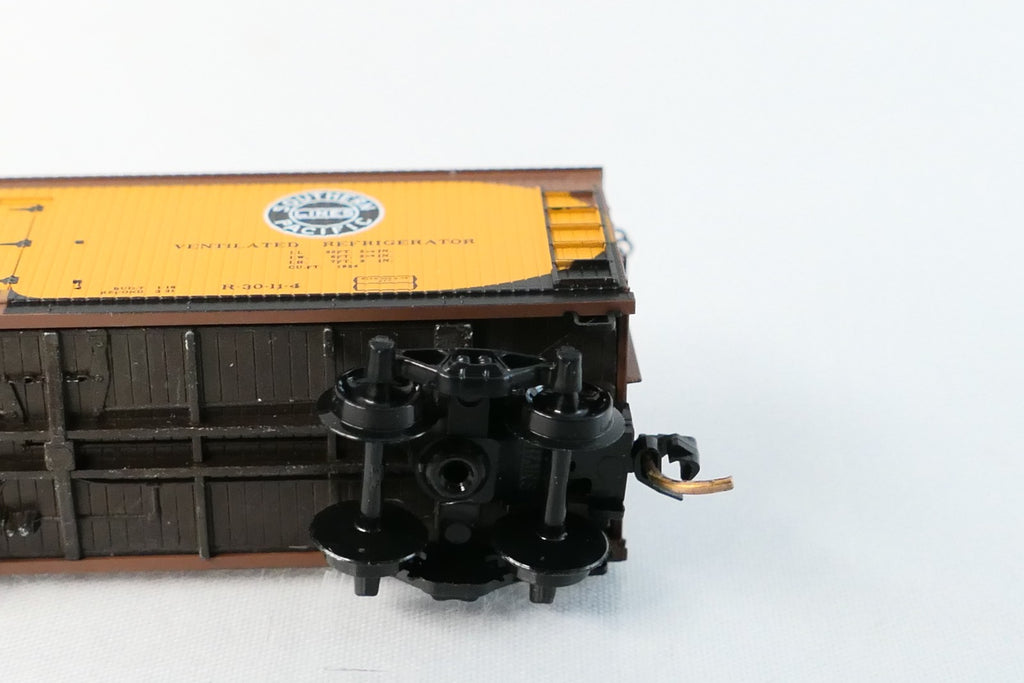 Micro Trains 49500 N Pacific Fruit Express 40' Wood Reefer Vertical Brake Wheel7