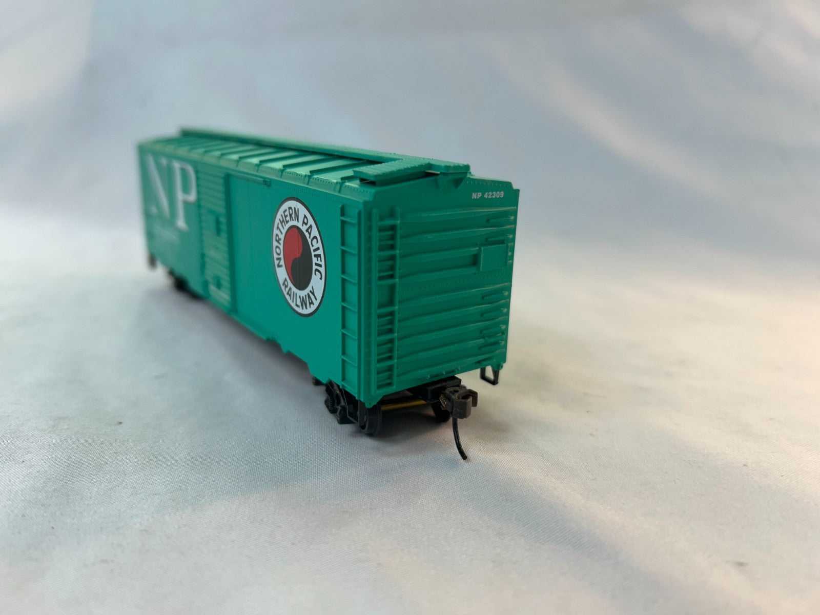 Roundhouse Products 20415 HO Scale R-T-R AAR Single Door Boxcar, NP #423092