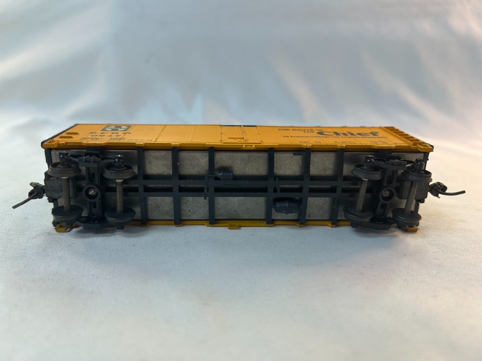 Athearn 1605 HO Scale ATSF-Chief Refrigerator Car Kit, SFRD #94274