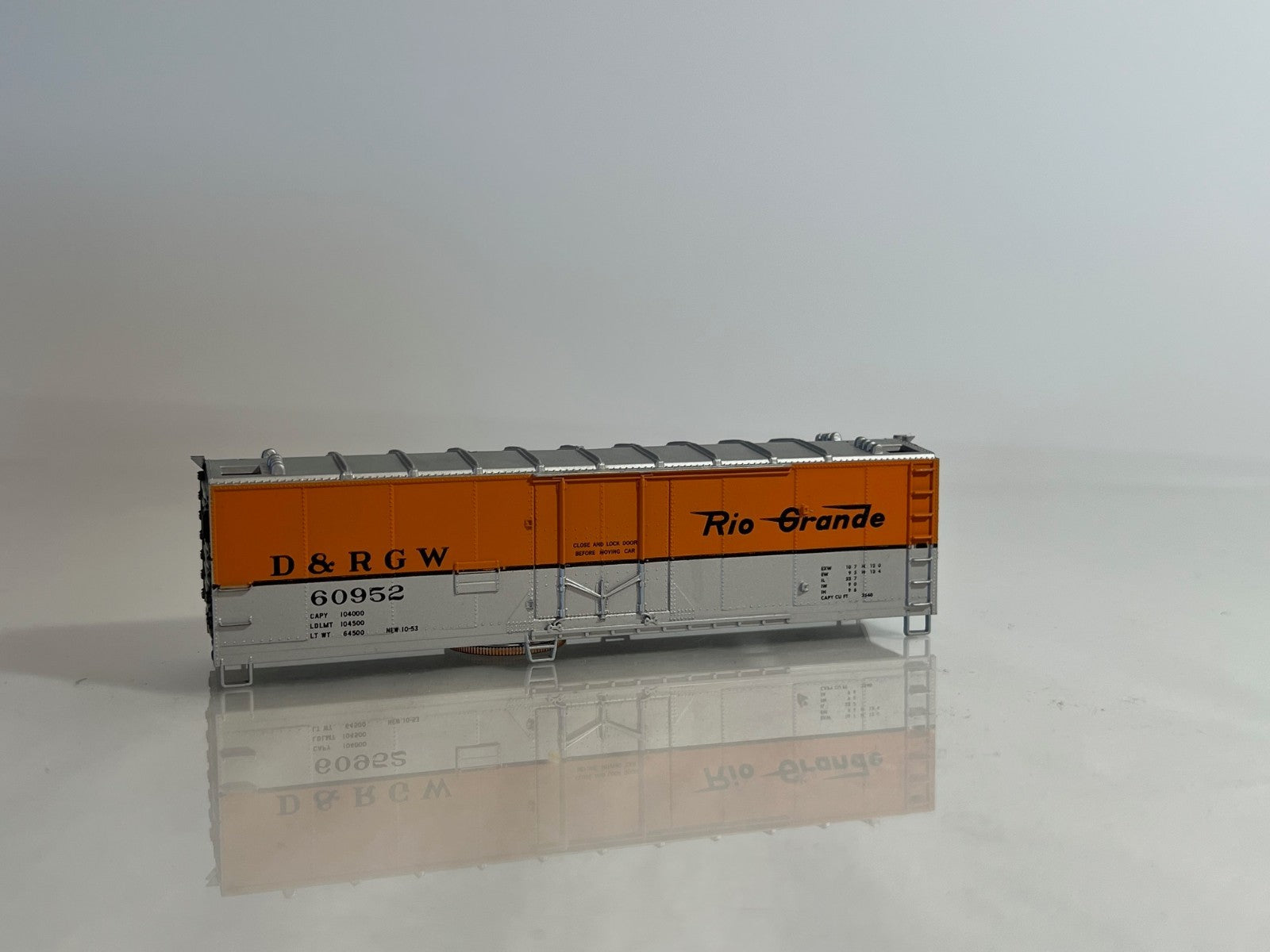 Walthers 932-3305 HO Scale 40' Plug Door Reefer, D&RGW #609520