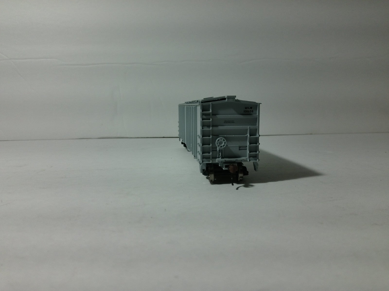 Walthers 932-3725 HO Scale Covered Hopper Milwaukee Road #1099565