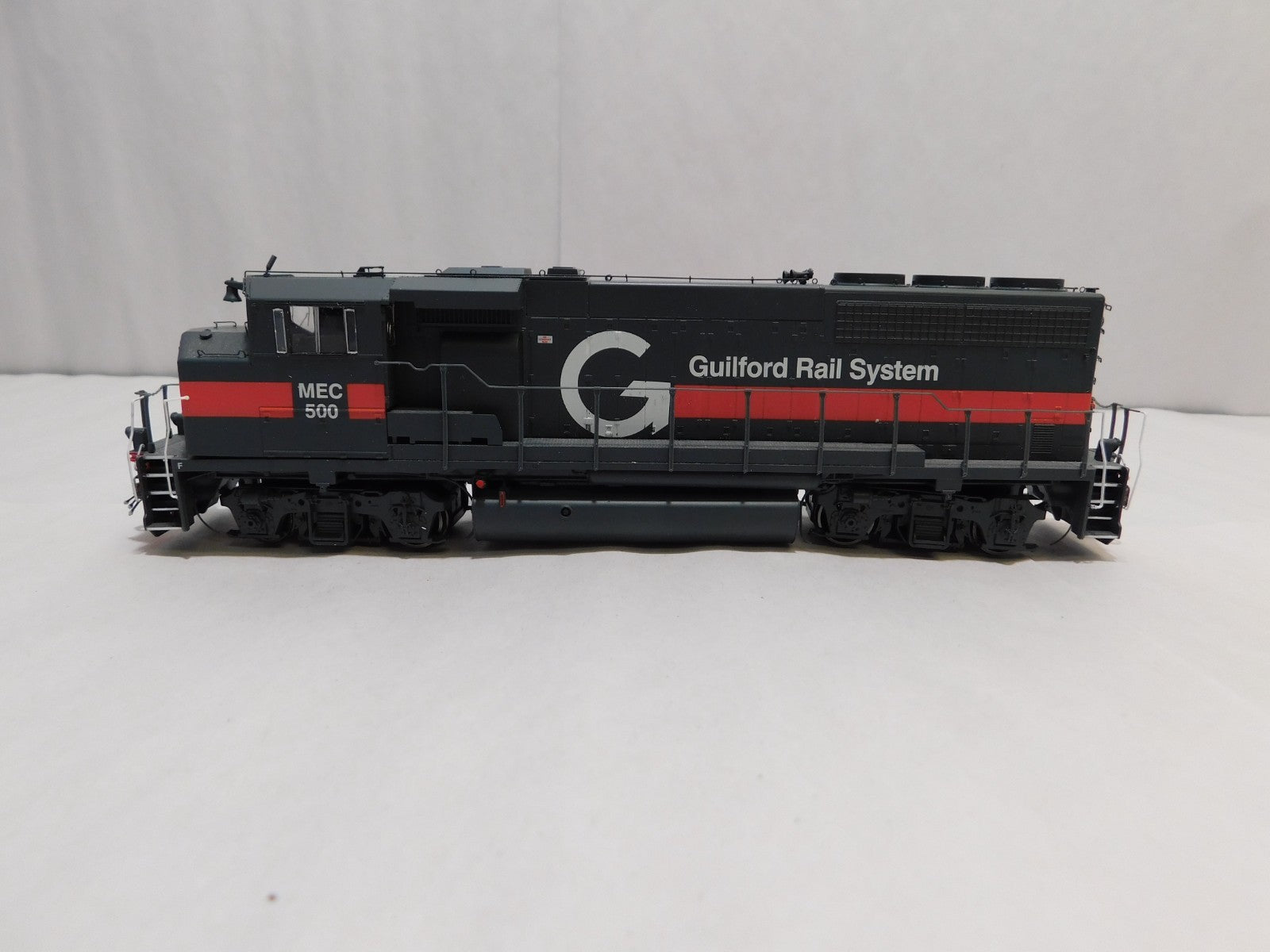 Athearn G40888 HO Scale Diesel Locomotive, DCC+Sound, Guilford Rail System #5000