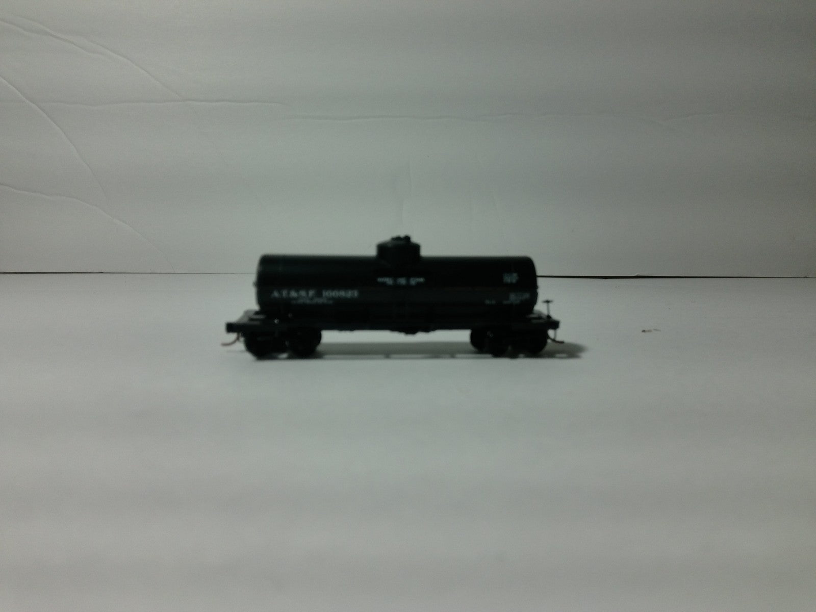 Micro Trains 65010 N Scale Atchison Topeka and Santa Fe #100823 Tanker0