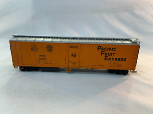 Athearn 1627-B HO Scale 50' Mechanical Reefer, Pacific Fruit Express #300207