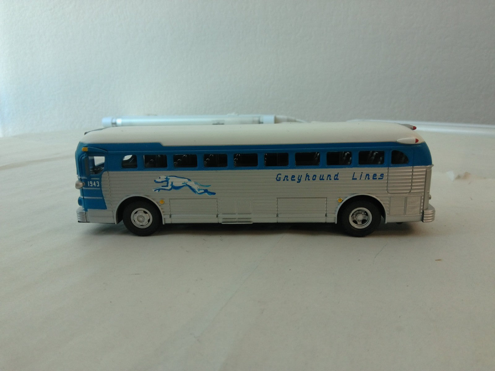 Rail King 30-50021 O Scale Greyhound 1943 Los Angeles Die-Cast Bus0